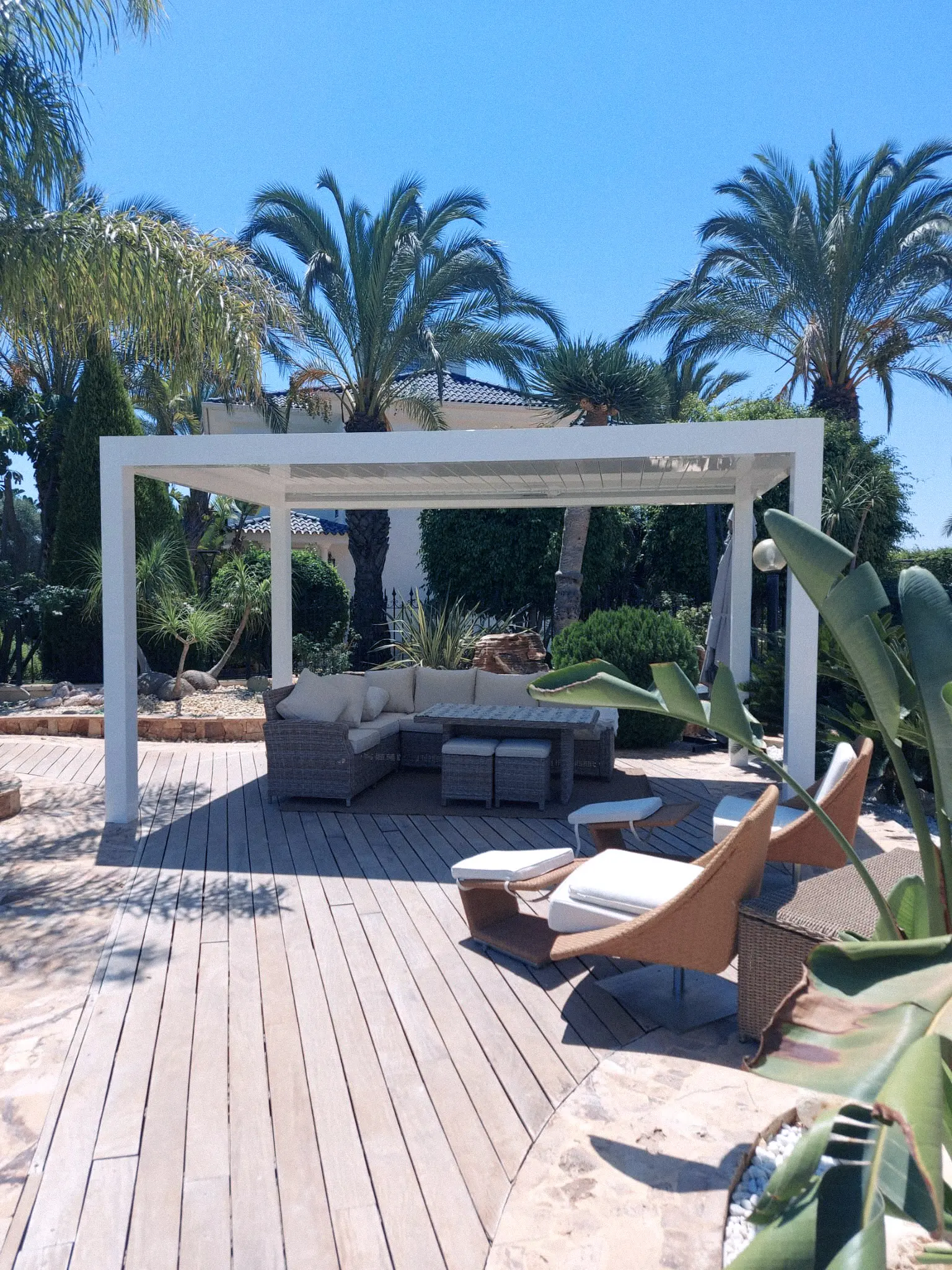 Pergola bioclimatica autoportante in alluminio per giardini e spazi aperti.