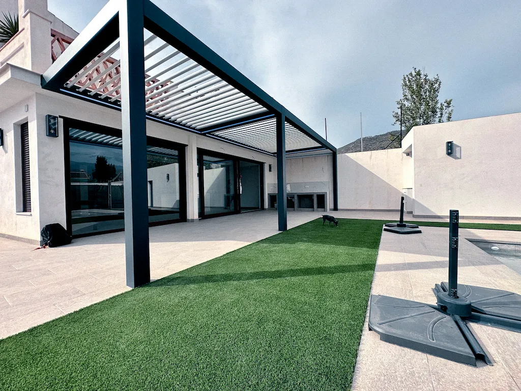 Sistema di pergole bioclimatiche modulari e componibili per grandi superfici esterne.