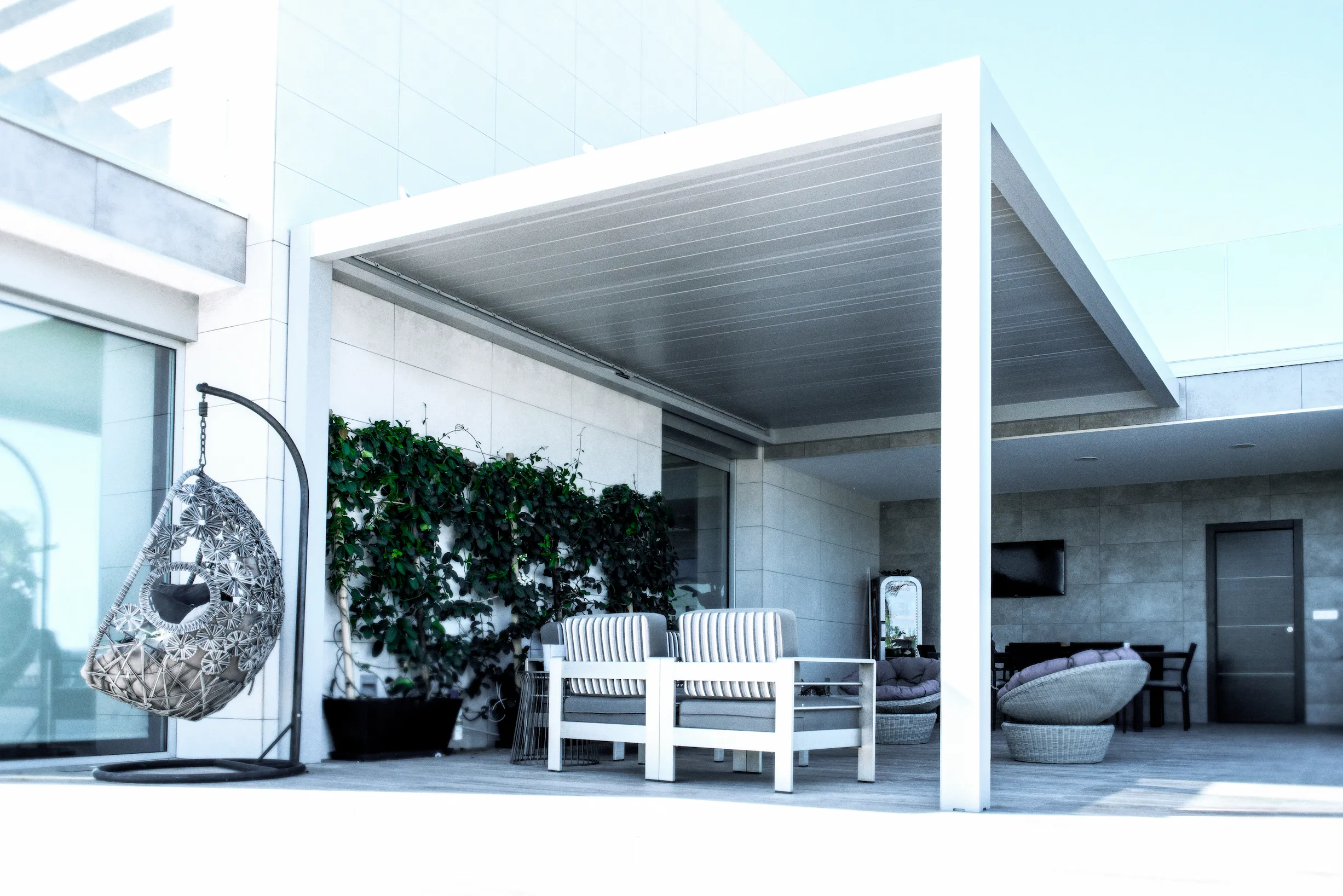 Installazione di una pergola bioclimatica su misura a Pisa per un living esterno di lusso.