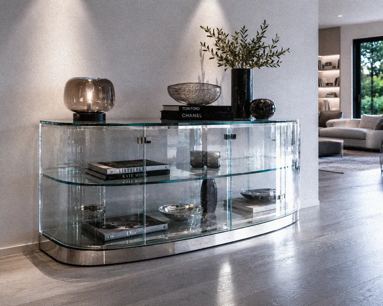 Arredamento in vetro curvo su misura: tavoli, librerie e complementi d'arredo di design.