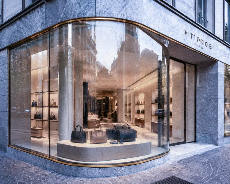 Vetri curvi per vetrine di negozi e showroom, massima visibilità e design ricercato.