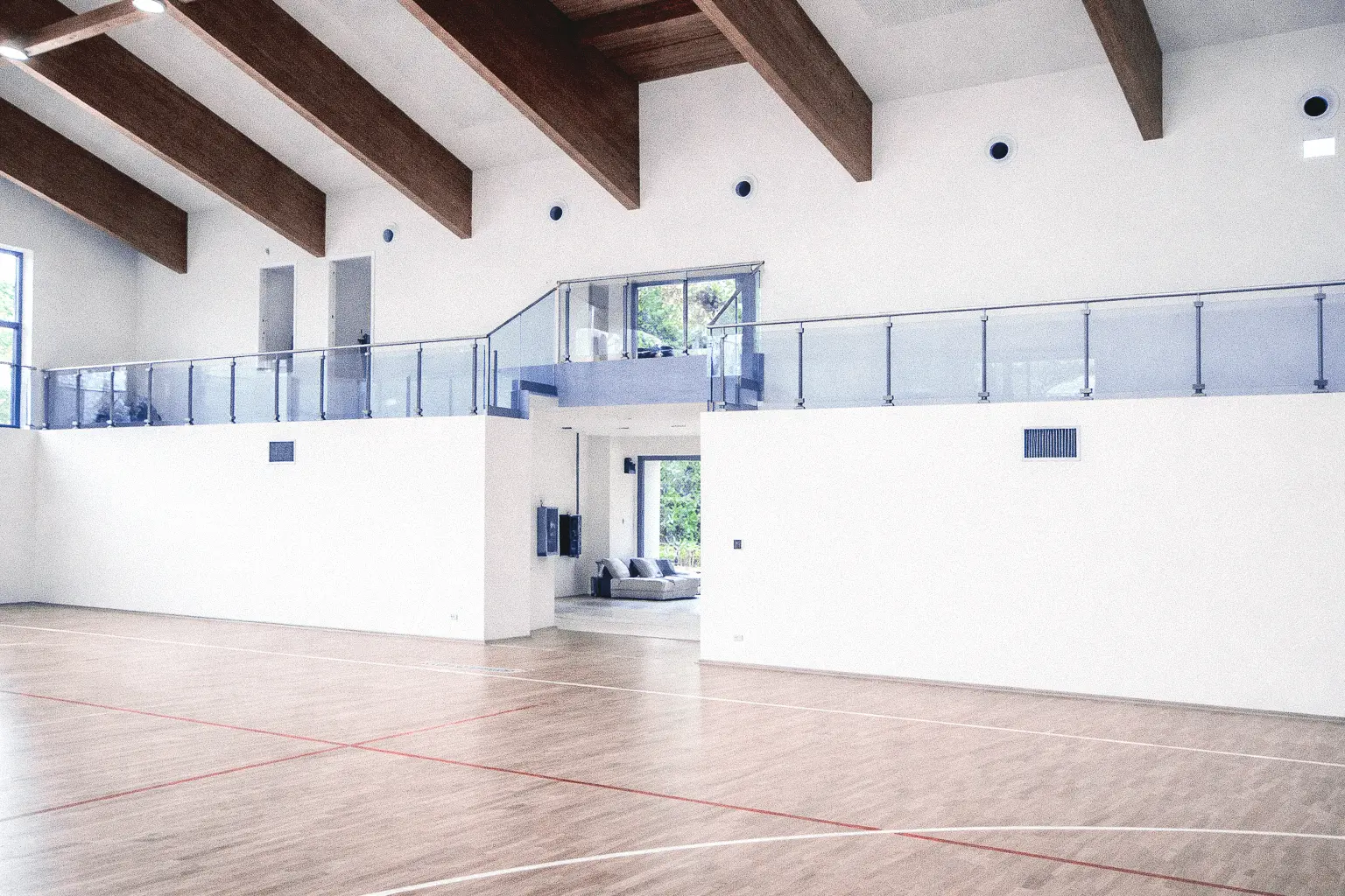 Dettaglio tecnico del sistema di fissaggio a pavimento per balaustre in vetro strutturale.