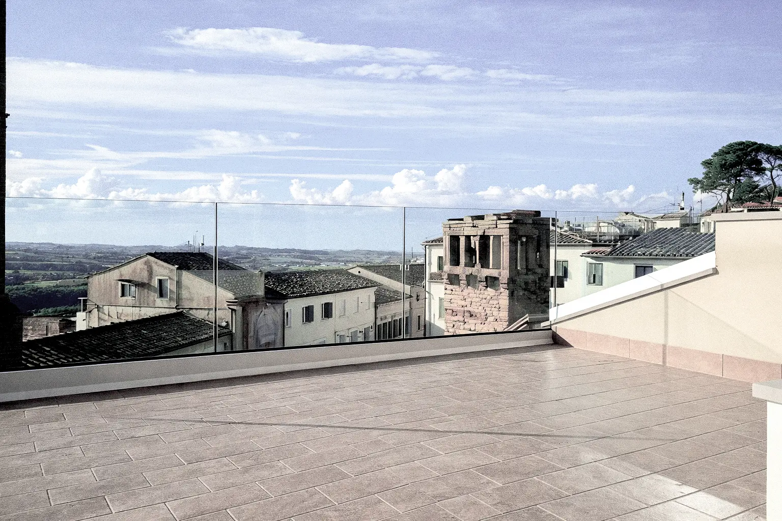 Corrimano in acciaio inox applicato su parapetto in vetro per scale interne di sicurezza.