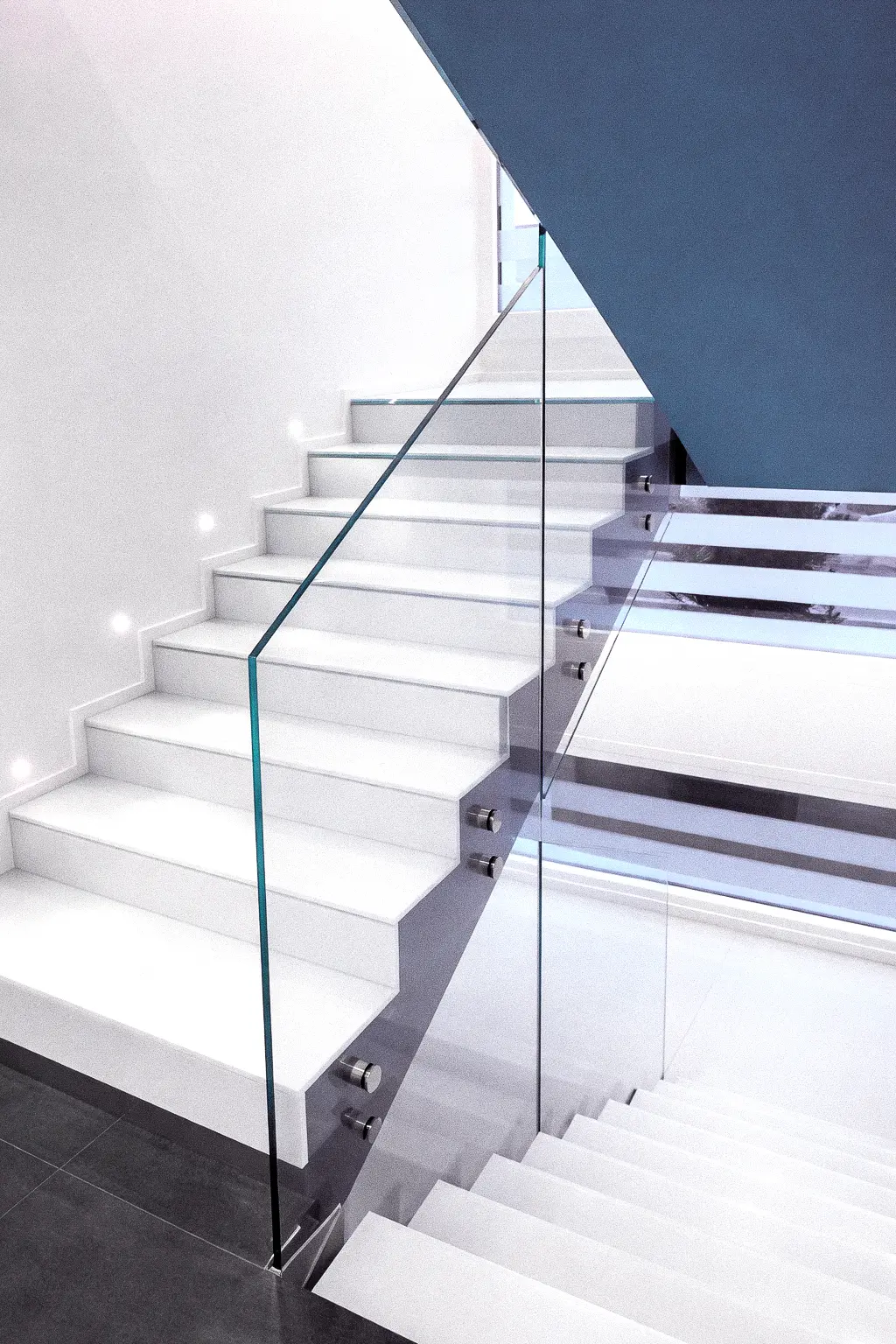 Balaustre in cristallo trasparente extrachiaro per massimizzare la luminosità e la vista panoramica.