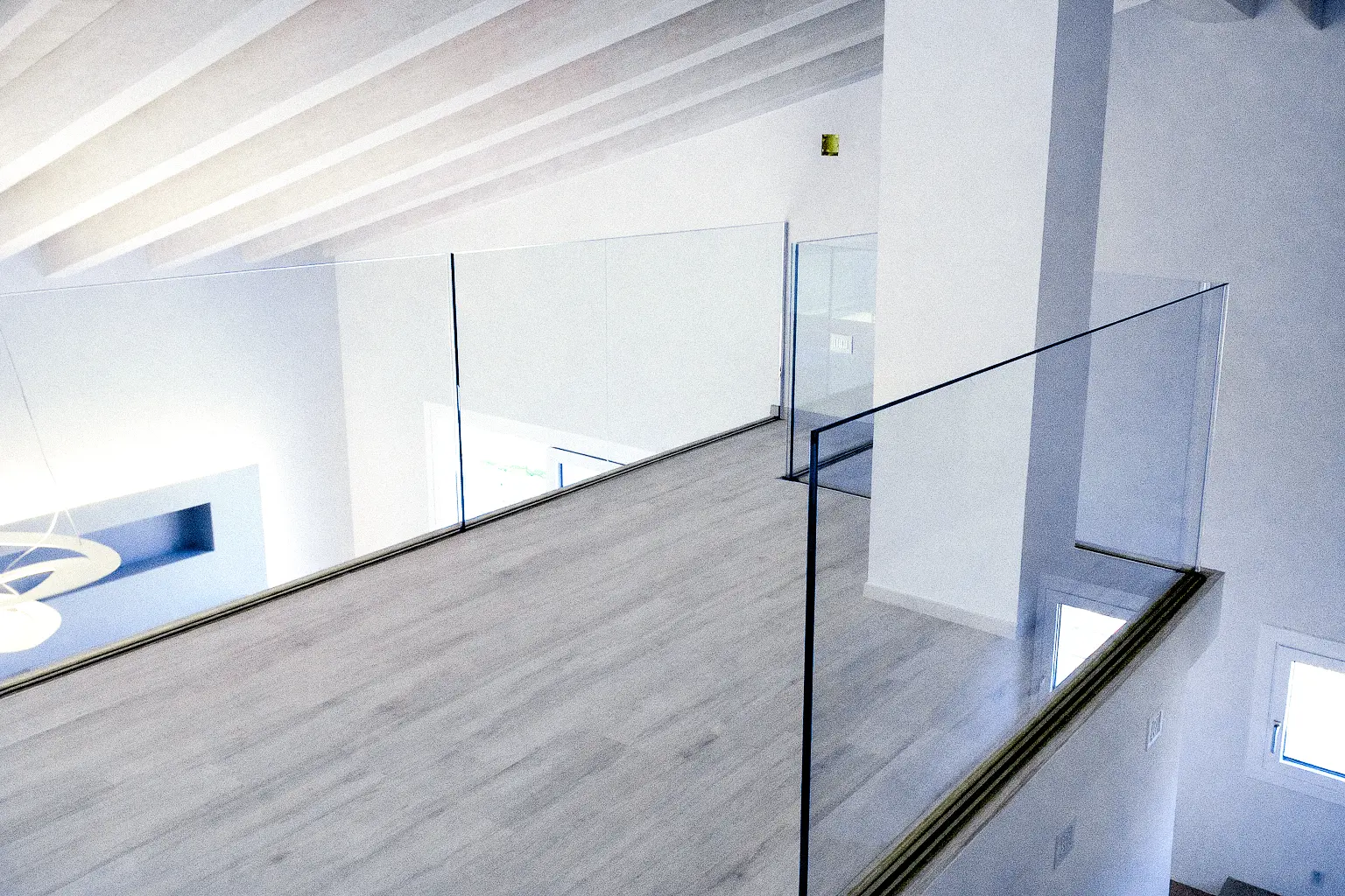 Parapetto in cristallo per passerelle e ponti interni con supporti in acciaio inox.