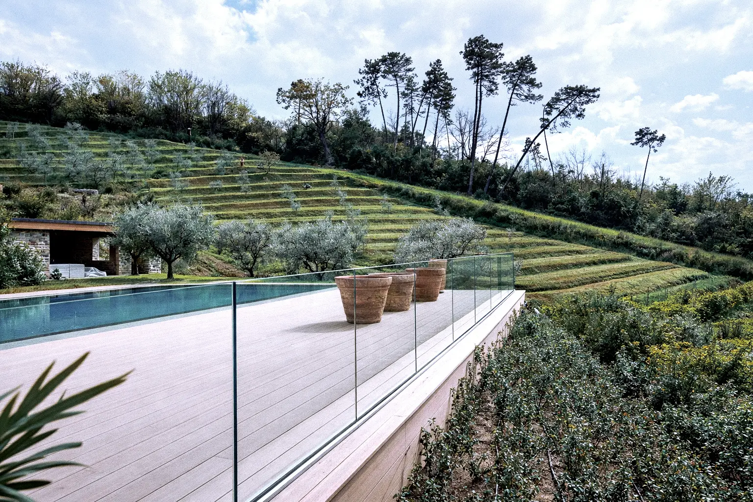 Barriera di protezione in vetro stratificato per piscine e recinzioni giardini.