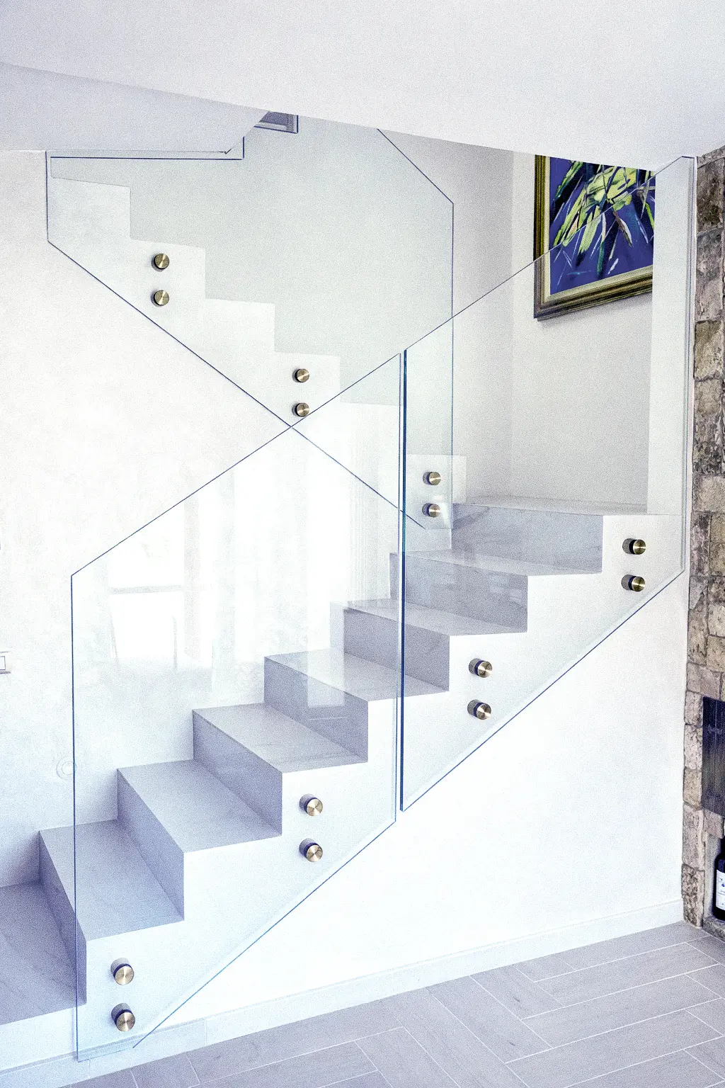 Ringhiera in vetro per scale interne ed esterne con fissaggio laterale e design moderno.