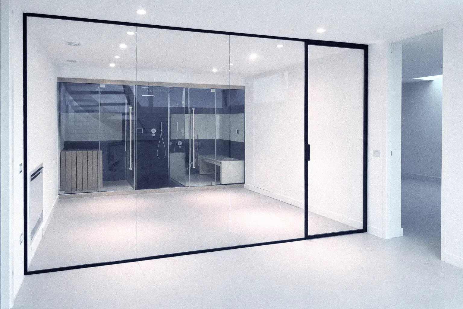 Copertura in vetro per ingressi residenziali, protezione trasparente contro pioggia e intemperie.