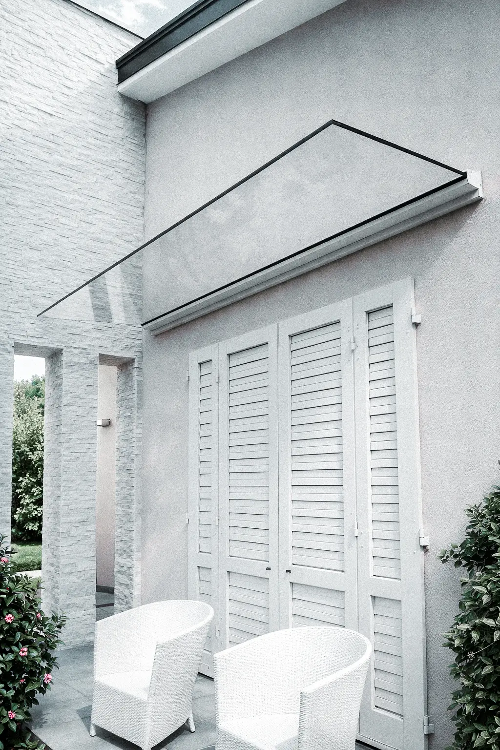 Pensilina in vetro autopulente e stratificato per una manutenzione ridotta ed elevata sicurezza.