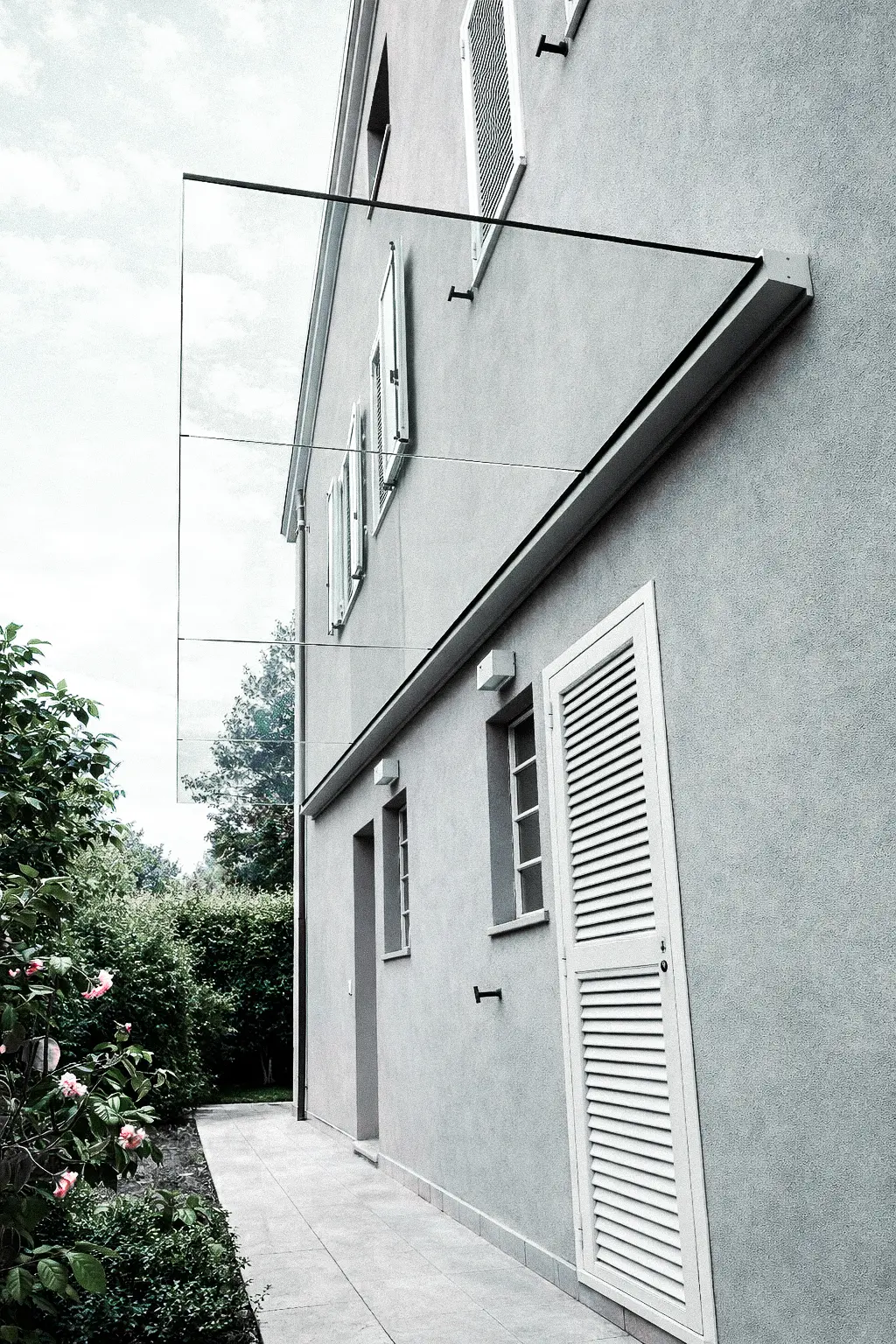 Pensiline in vetro modulari per la copertura di vetrine commerciali e camminamenti.