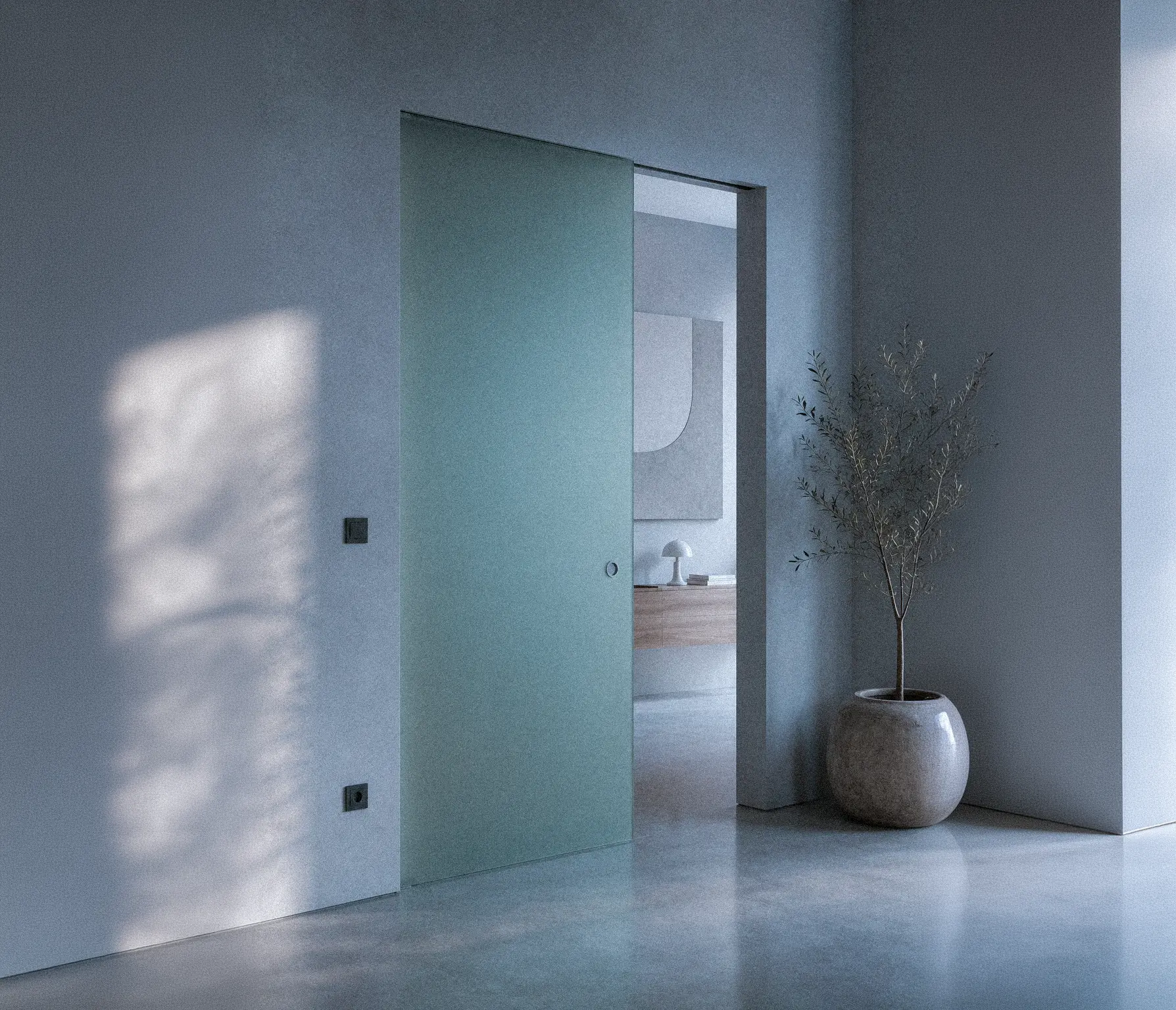 Porta in vetro fumé e satinato decorato, equilibrio perfetto tra privacy e trasparenza cromatica.