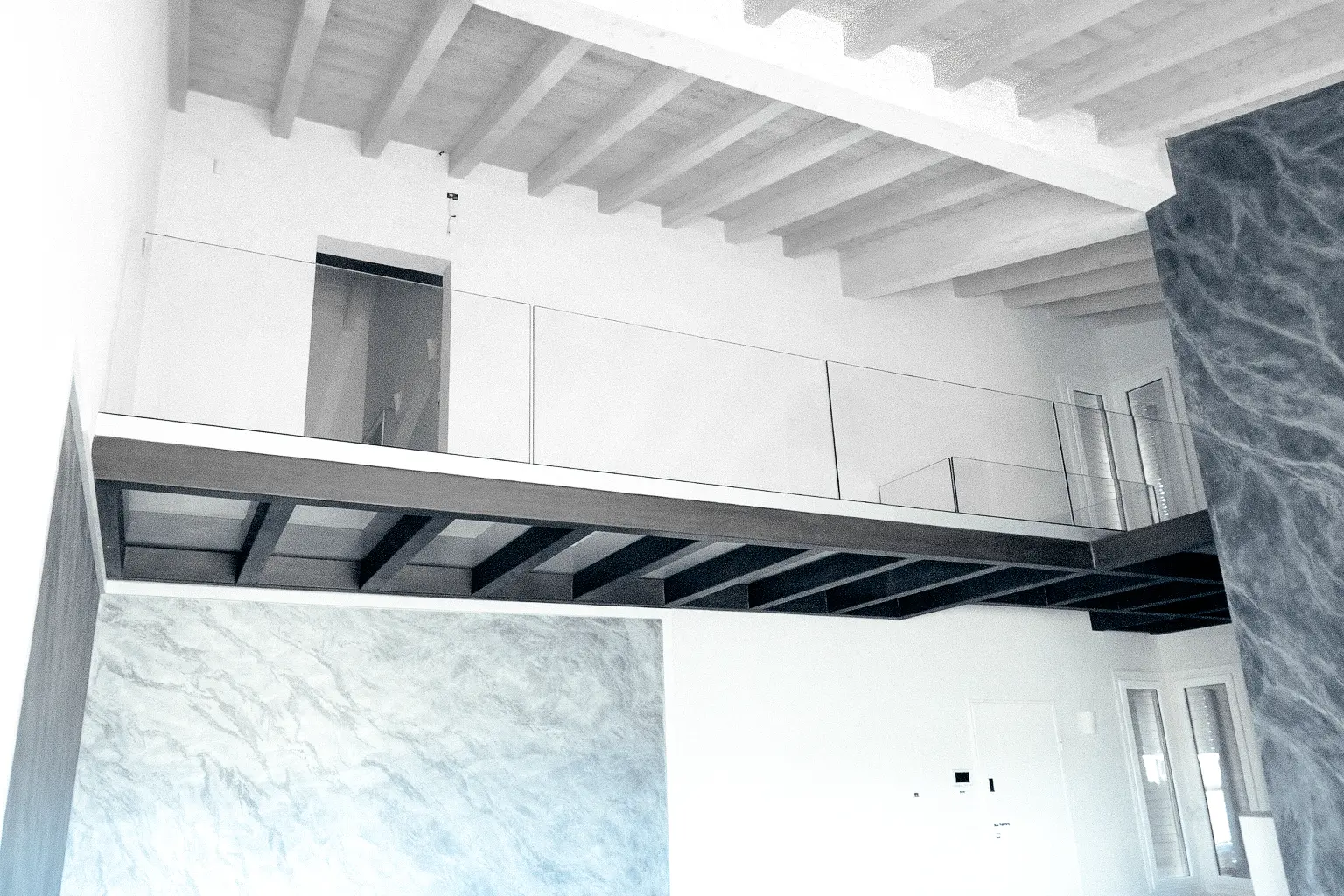 Soppalco in vetro stratificato per loft e abitazioni private, massima luminosità.