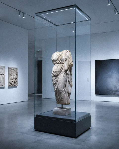 Vetrina espositiva museale a pavimento in vetro stratificato di sicurezza antieffrazione.