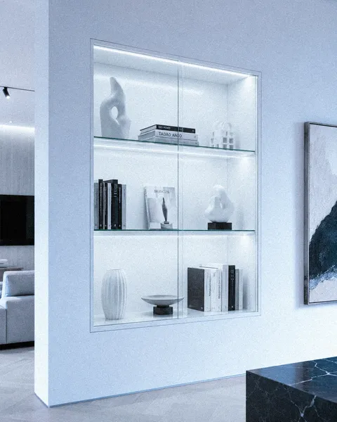 Vetrina in vetro a parete per esposizione oggetti da collezione con illuminazione LED integrata.