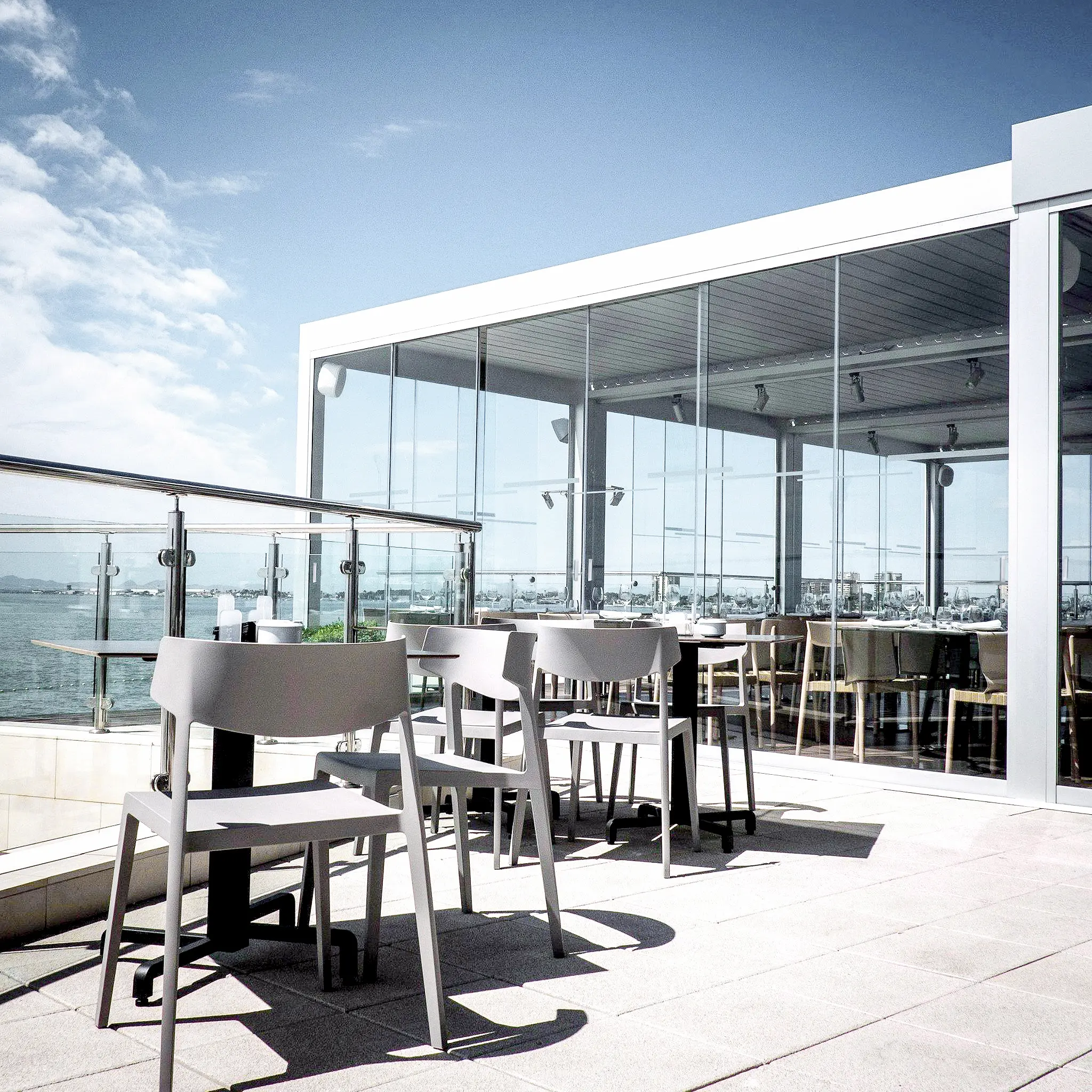 Scopri le vetrate panoramiche per terrazze e portici: chiusure in vetro scorrevoli o impacchettabili su misura, luminose e sicure, installate con servizio completo.