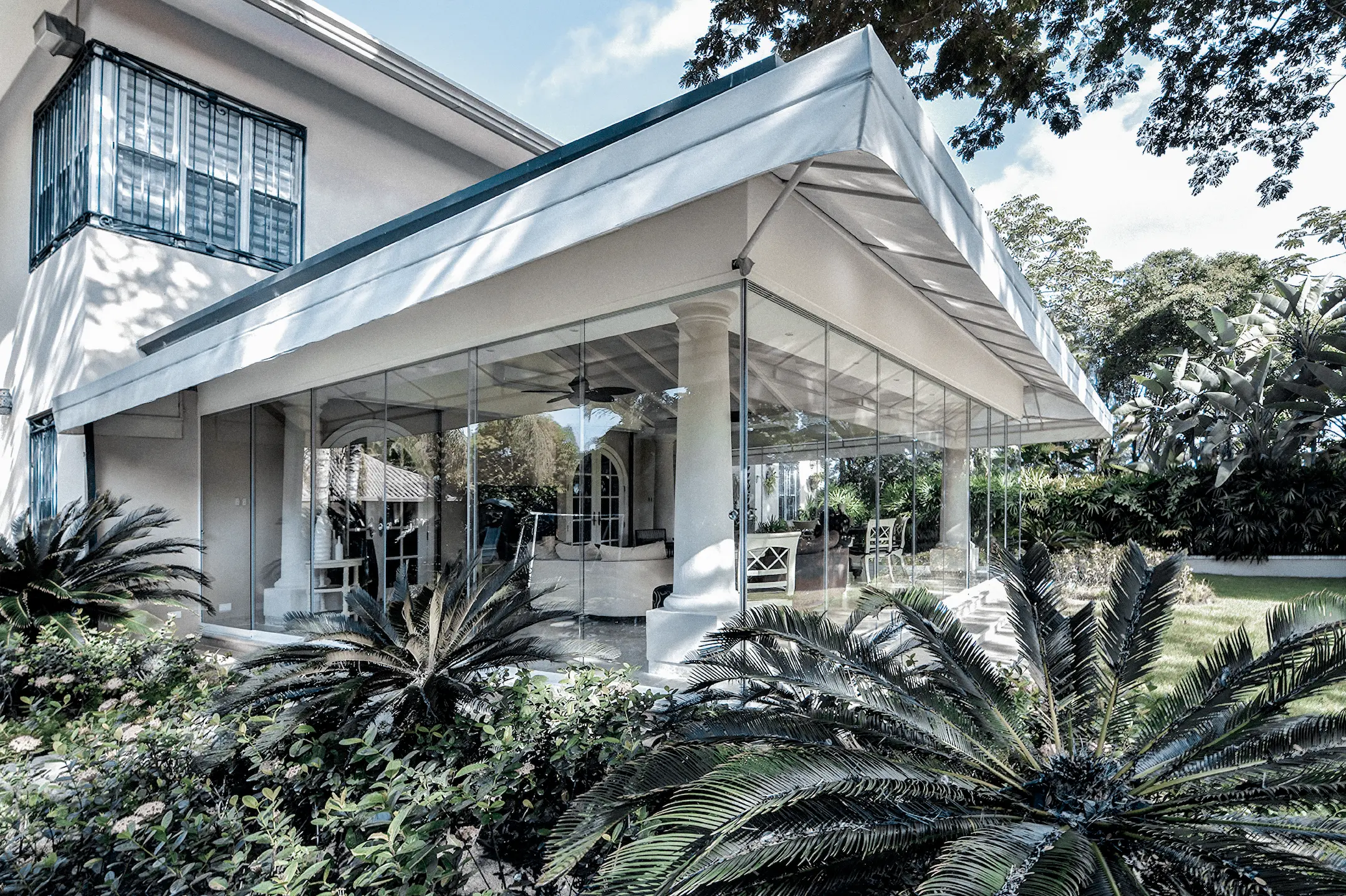 Vetrata scorrevole per esterni con binario a soglia bassa per un passaggio agevole tra interno ed esterno.