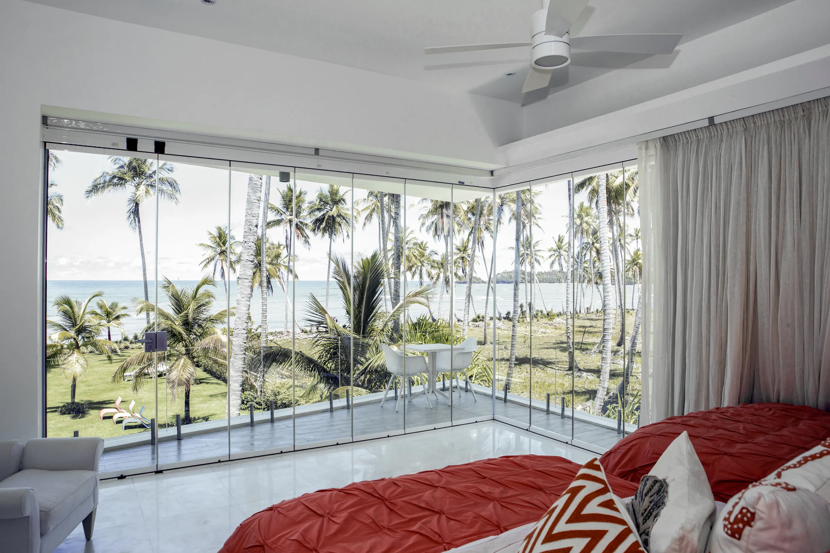 Coperture in vetro satinato o serigrafato per schermatura solare e privacy su balconi.